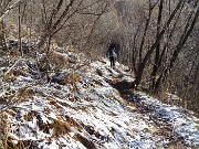 41 Proseguiamo sul sentiero con due dita di neve